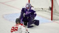 Ottawa Chargen puolustaja Ronja Savolainen yllättää laukauksellaan Minnesotan maalivahti Nicole Hensleyn ja vie joukkueensa 1-0-johtoon PWHL:n ottelussa 21.12.2025. 