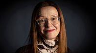 Asta Leppä katsoo kameraan
