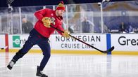 Aleksander Barkov luistelee jäällä Panthersin huppari päällään.