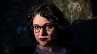Emilia Saikkonen kuvattiin Lauttasaaressa aurinkoisena päivänä joulukuun alussa vuonna 2020.