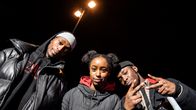 Kuvassa poseeraavat Nicolas Anelka, Amina Ciyow ja Shakur Ahimana Helsingin keskustassa 11. marraskuuta 2020.