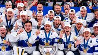 Aleksander Barkov ja Suomen joukkue yhteiskuvassa.