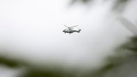 Rajavartiolaitoksen helikopteri Karjalan Pyhäjärvellä Kiteen Närsäkkälästä kuvattuna.