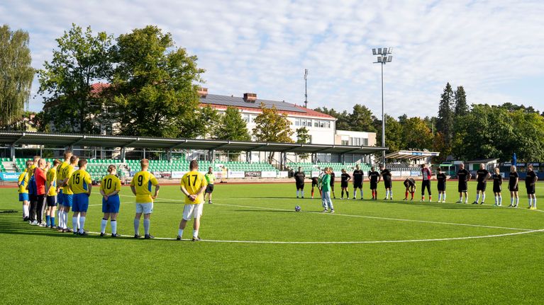 svettig-kamp-om-bollen-mellan-raseborg-och-brigaden-n-sta-r-tr-nar
