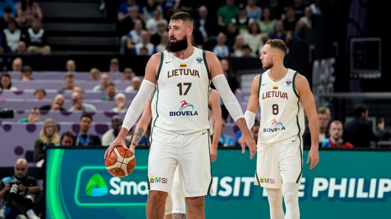 Koripalloilija Jonas Valanciunas kuvattuna EM-kisakentällä.
