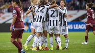 Juventuksen naiset juhlivat maalia ringissä halaten.