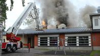 Mikkelin Tuppuralan koulu palaa, pelastaja katolla sammutustöissä.