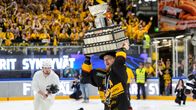 Jesper Mattila nostaa Kanada-maljaa.