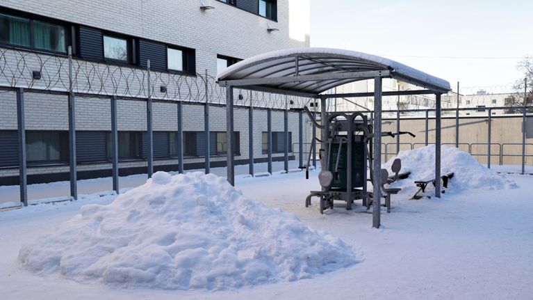 Mikkelin vankilan ulkoilupihalla on kuntoilulaite.