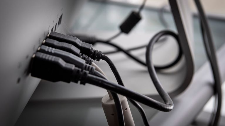 Johtoja tietokoneen USB-porteissa.