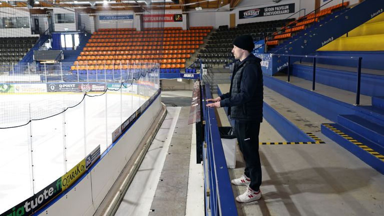 Jesper Piitulainen seisoo Mikkelin jäähallin katsomossa.