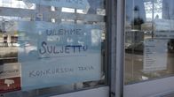 Sign on a shop window in Finnish saying "we are closed due to bankruptcy"