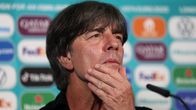Saksan päävalmentaja Joachim Löw lehdistötilaisuudessa ennen Englanti-neljännesvälierää EM-kisoissa 2021.