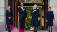 Prinsessa Märtha Louise, Norjan kuningas Haakon VIII, kuningatar Mette-Marit ja Kuningatar Sonja seisovat suruvaatteissa.