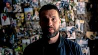 Andrij Semonov står i ett rum.