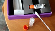 DNA-testipaketti jakkaralla.