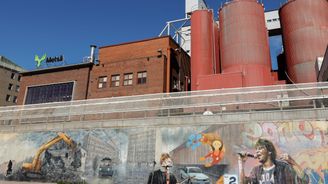 Metsä Board Takon teollisuusalueen rakennukset kohoavat graffititaiteella koristellun muurin takana. 