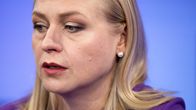 Elina Valtonen studiossa.
