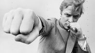Michael Caine poseeraa nyrkki kohti kameraa (1965)