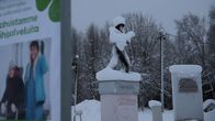 vaalimainos ja lumenpeittämä Andy Mc Coyn patsas Pelkosenniemellä