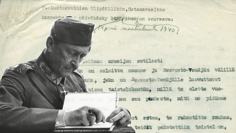 Etualalla Mannerheim, kuvattuna vuonna 1941 (SA-kuva), taustalla valokuva Yleisradion konekirjoitetusta päiväkäskystä 14.3.1940.