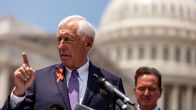 Yhdysvaltain edustajainhuoneen enemmistöjohtaja, demokraattien Steny Hoyer seisoo puhujankorokkeella sormi pystyssä.
