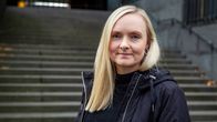 Maria Ohisalo seisoo portaiden edessä.