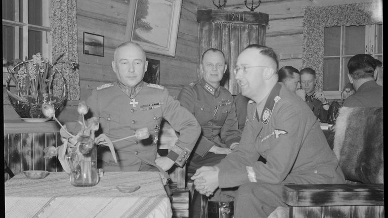 Saksalainen johtaja Himmler tervehdyskäynnillä kenraali Hjalmar Siilasvuon esikunnassa. Kananainen 1942.03.27.