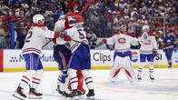 Montreal-spelare jublar efter seger över Buffalo.