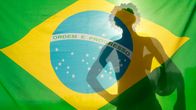 Jalkapalloilijan varjo Brasilian lipun takana.