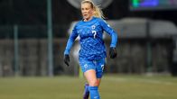 Adelina Engman pallon kanssa Kansojen liigan ottelussa Serbiaa vastaan helmikuussa 2025.