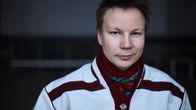Niillas Holmberg valko-mustassa saamenasussa.