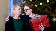 Riikka Purra ja Minja Koskela halaavat.