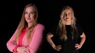 Sofia Pajunen ja Erika Hast seisovat mustassa studiossa.