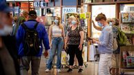 Ihmisiä Helsingin päärautatieasemalla. 