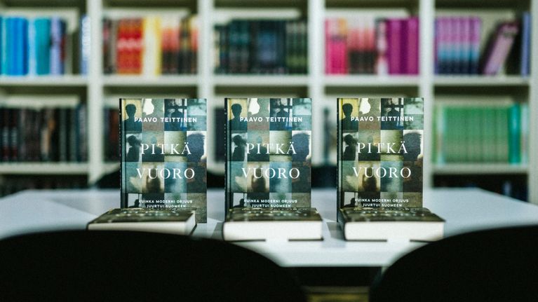 Paavo Teittisen esikoisteos "Pitkä vuoro" esillä pöydällä.