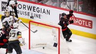 Sebastian Aho jublar över ett mål mot Vegas.