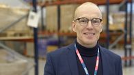 Pekka Tauriainen, rehtori, ammattiopisto Varia seisoo hymyillen varasto-opetustilassa.