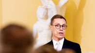 Alexander Stubb puvussa keltainen seinä taustalla.