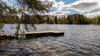 kesämökin laituri aurinkoisena päivänä