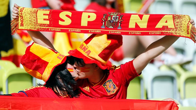 Espanjalaiset jalkapallofanit suutelevat katsomossa.