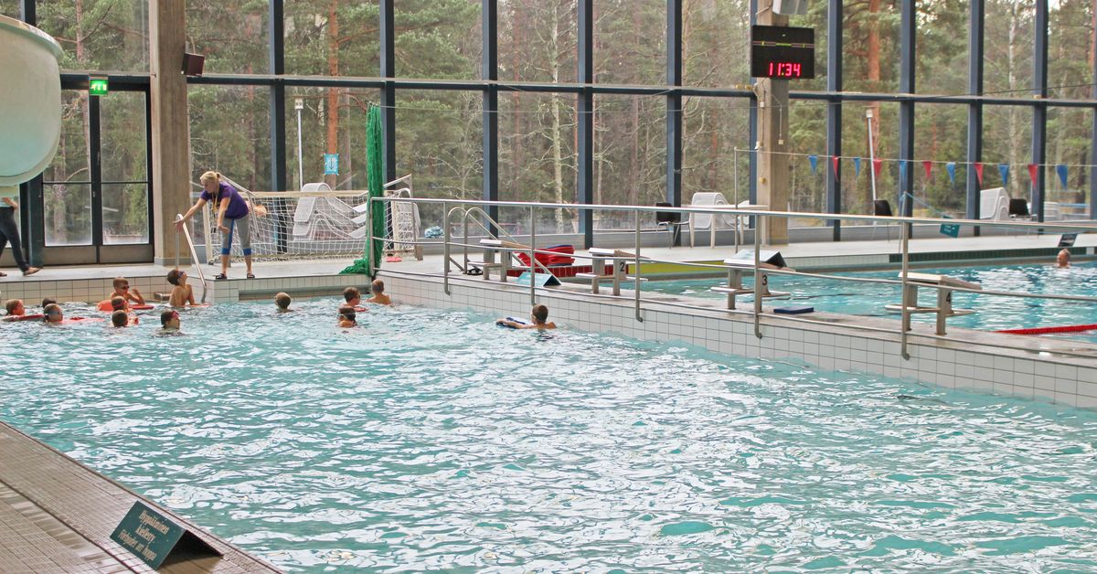 Elever åker lång väg till simskola - trots att de är granne med en ...