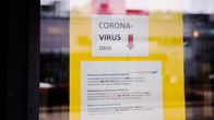 Helsingin Haartmanin sairaalan ikkunoissa on lappu, jossa pyydetään koronavirustartuntaa epäileviä soittamaan sairaalan ennen sisääntuloa.