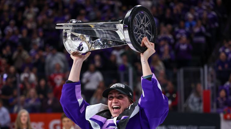 Taylor Heise lyfter Walter Cup.