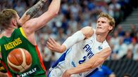 Lauri Markkanen liettualaisten puristuksissa koripallon EM-kisoissa 2025.