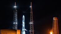 Raketti Blue Origin odottaa laukaisua Cape Canaveralissa, Floridassa. Ympärillään on erilaisia torneja.
