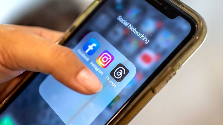 Kännykän ruutu, jossa Facebookin ja Instagramin logot