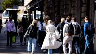 Nuoria aikuisia kävelee kadulla.