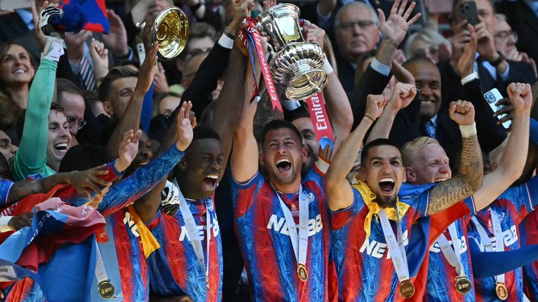Crystal Palacen pelaajat ottavat ilon irti FA Cupin pokaalijuhlissa Wembleyllä 17.5. 2025. 