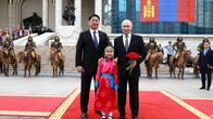 Mongolian presidentti, Vladimir Putin ja mongolianainen tyttö seisovat parlamenttitalon edessä Ulaanbaatarissa. 
